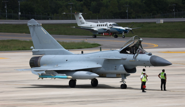 天创网 一架美机意外靠近歼10，泰国机场这一幕令人怀疑，五角大楼背后动机！
